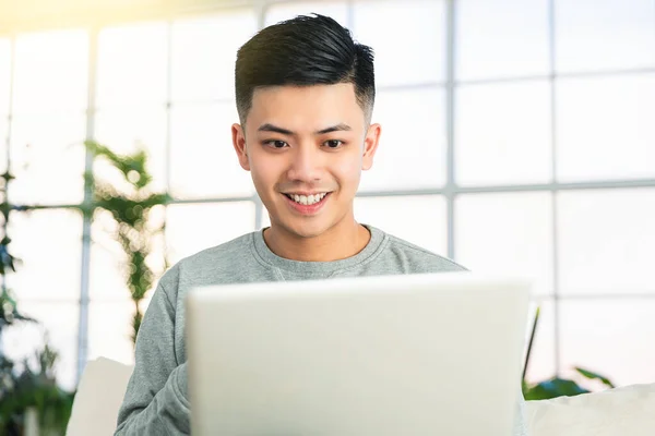 Jovem Usando Videoconferência Computador Portátil Casa — Fotografia de Stock