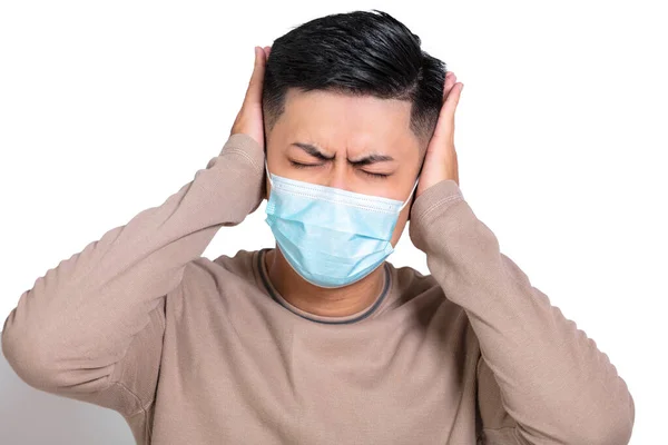 顔のマスクをした男が気分が悪くなって頭痛と発熱 Covid 19パンデミック — ストック写真