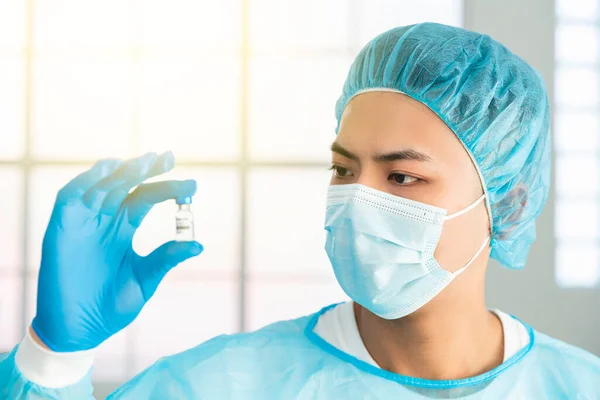 Läkare Med Ansiktsmask Och Som Visar Ett Vaccin Mot Coronavirus — Stockfoto