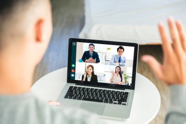 Çevrimiçi Video Konferansı İş Buluşma Çağrısı evdeki laptopta