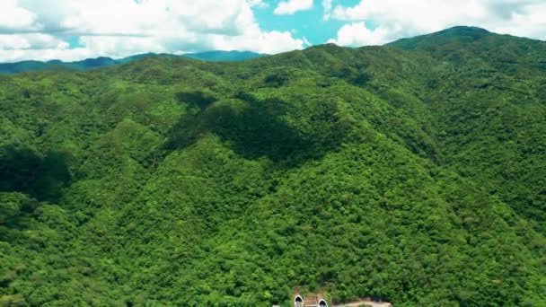 Vista Aérea Autopista Tráfico Túnel Subterráneo Montaña Campo Autopista Enlace — Vídeos de Stock