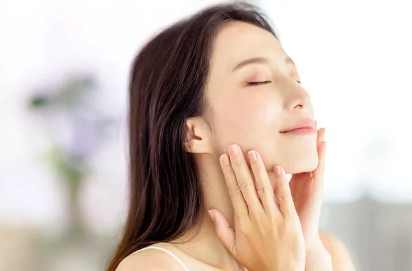 Mooie Mooie Aziatische Vrouw Met Schone Frisse Gezonde Huid — Stockfoto