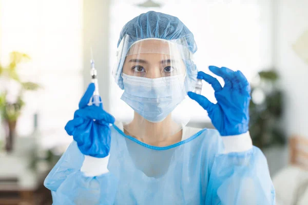 Médicos Enfermeiros Usam Vestidos Usando Máscaras Escudos Oculares Para Preparar — Fotografia de Stock