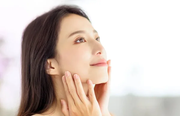 Beautiful Young Asian Woman Clean Fresh Healthy Skin — Stock Photo, Image