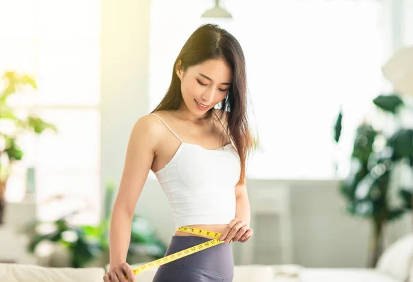 Young Woman Confidently Measured Her Waist Circumference Satisfied Her Posture — Stock Photo, Image