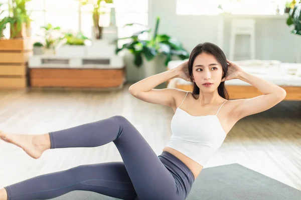 Jovem Mulher Vestindo Roupas Esportivas Casuais Exercícios Casa Todos Dias — Fotografia de Stock