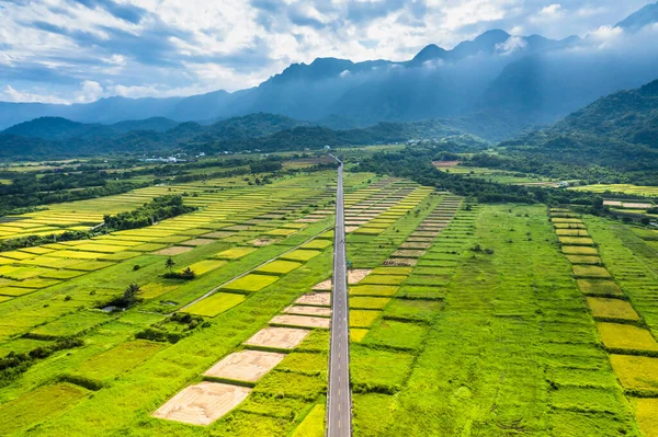 美しい棚田と道路の空中風景 — ストック写真