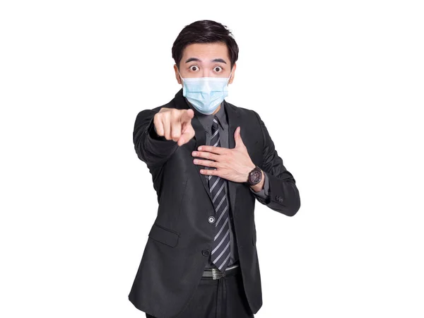 顔の保護医療マスクを身に着けているビジネスマンは ウイルス病からの保護のために指を指すカメラ — ストック写真