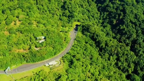 Letecký Pohled Krajinu Silnice Procházející Zeleným Lesem Horami — Stock video