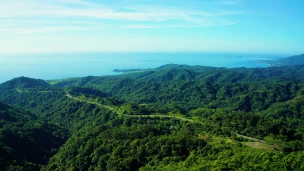 穿过绿林和高山的乡村道路的空中景观 — 图库视频影像