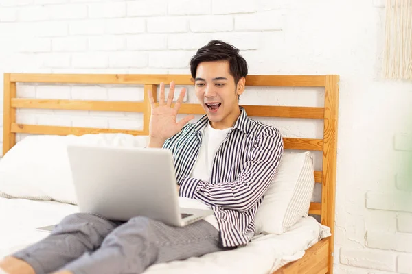 Knappe Jongeman Liggend Het Bed Met Behulp Van Laptop Voor — Stockfoto