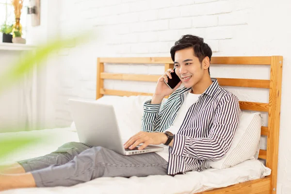 Jongeman Casual Kleding Thuis Liggend Bed Met Laptop Surfen Het — Stockfoto