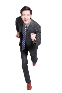 Genç ve yakışıklı işadamı beyaz arka planda yalnız başına ileri doğru koşuyor..