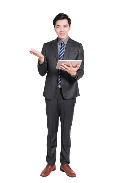 Młody Przystojny Biznesmen Stojący Trzymający Tablet Izolacja Białym Tle — Zdjęcie stockowe