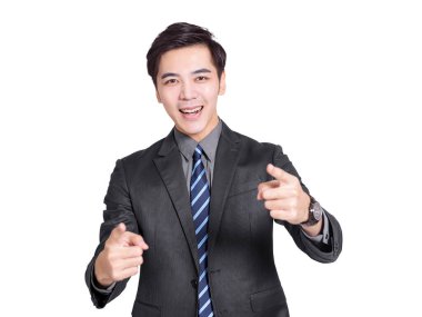 İki eliyle kamerayı gösteren genç ve yakışıklı bir iş adamı.