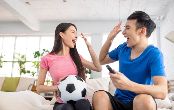 Jong Paar Kijken Het Verhogen Van Handen Naar Het Vieren — Stockfoto