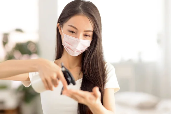 Mulher Jovem Usando Máscara Segurança Usando Spray Desinfecção — Fotografia de Stock