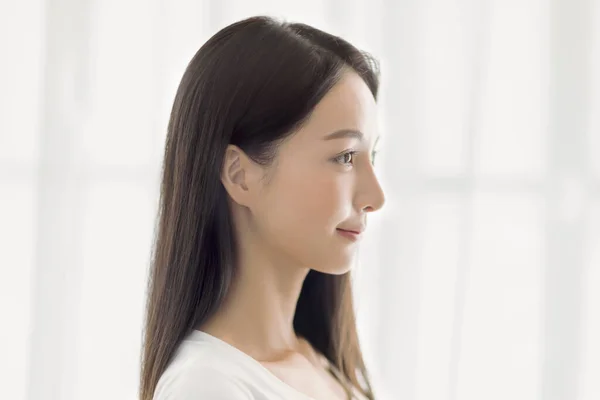 Sida Utsikt Över Vackra Unga Asiatiska Kvinna Ansikte Med Ren — Stockfoto