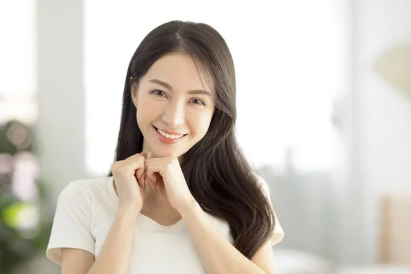 Closeup Smiling Young Woman Face Clean Healthy Skin — Stock Photo, Image