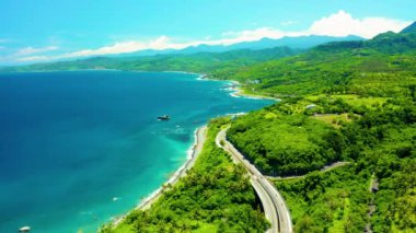 Güzel sahil ve yol havadan görünüyor. Taitung Bölgesi, Tayvan.