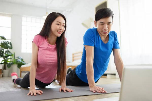 Jovem Casal Fazendo Exercício Esportivo Casa Assistindo Laptop — Fotografia de Stock