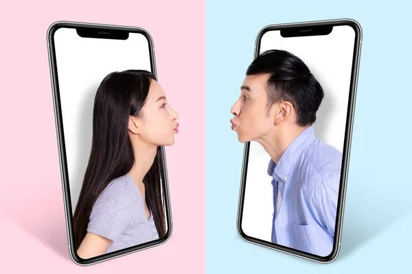 Young Couple Kissing Screen Smartphones — ストック写真