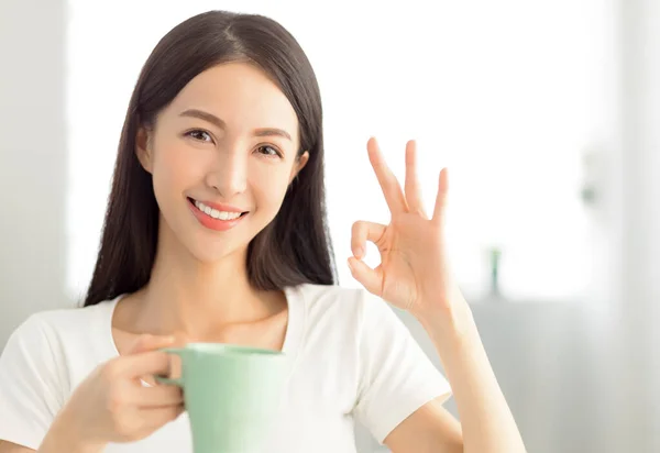 Sorridente Giovane Donna Possesso Tazza Caffè Mostrando Gesto — Foto Stock