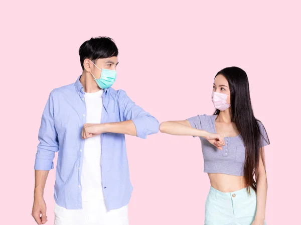 Casal Jovem Usando Máscara Médica Cumprimentos Com Cotovelos — Fotografia de Stock