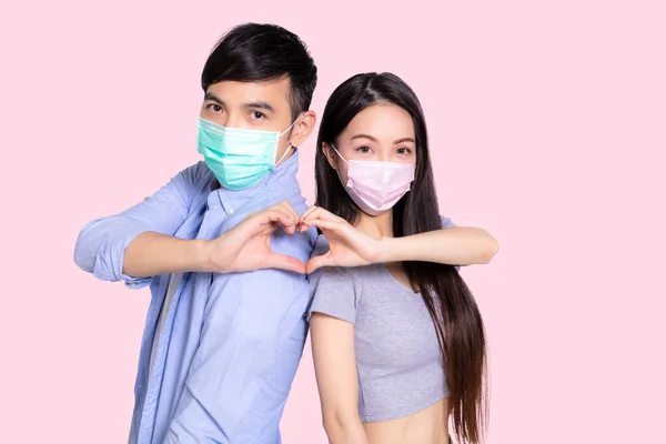 Fiatal Pár Visel Orvosi Maszk Mutató Szív Gesztus Izolált Rózsaszín — Stock Fotó