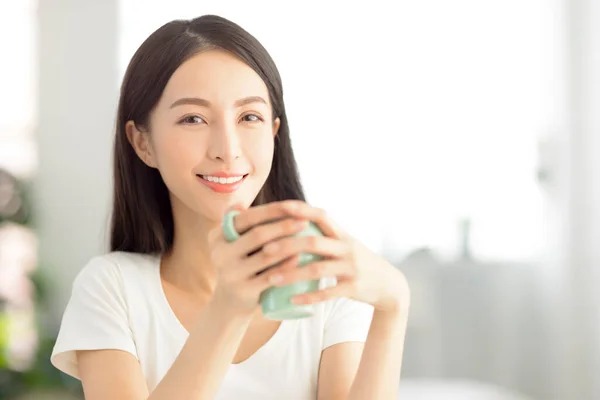 Hermosa Mujer Joven Sosteniendo Una Taza Sala Estar Casa — Foto de Stock