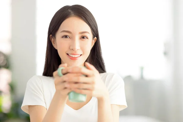 Hermosa Mujer Joven Sosteniendo Una Taza Sala Estar Casa —  Fotos de Stock