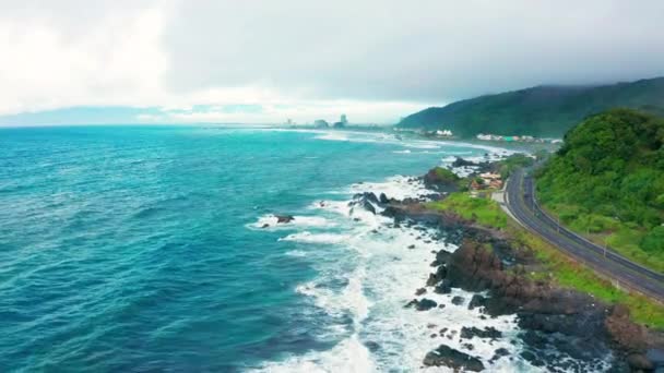 Luchtfoto Van Wegen Berg Langs Pacifische Kust Taiwan — Stockvideo