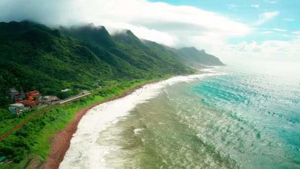 Luchtfoto Van Trein Berg Langs Pacifische Kust Taiwan — Stockvideo