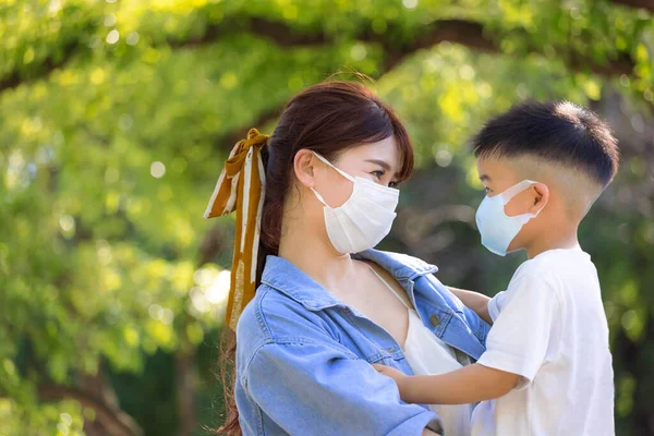 Jovem Mãe Filho Usando Máscaras Cirúrgicas Para Proteção Durante Quarentena — Fotografia de Stock