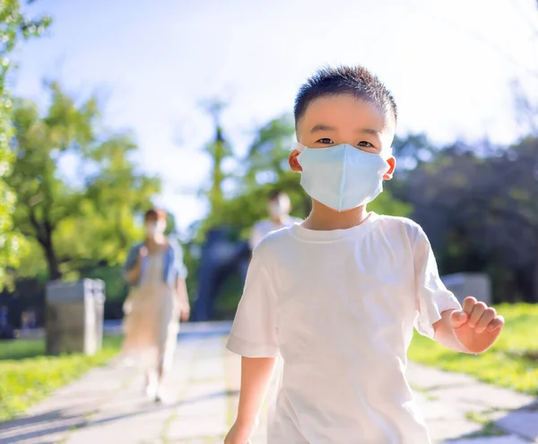 Felice Bambino Indossando Maschera Medica Camminando Con Genitori Nel Parco — Foto Stock