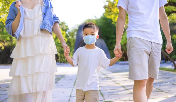 Счастливая Семья Медицинской Маске Прогулка Парку — стоковое фото