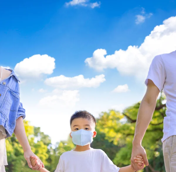 Ragazzo Con Maschera Medica Genitore Che Cammina Nel Parco — Foto Stock