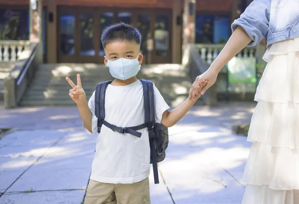 Madre Hijo Con Mascarilla Facial Yendo Escuela Durante Coronavirus Brote —  Fotos de Stock