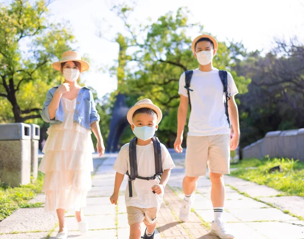 Familia Feliz Vistiendo Máscara Médica Caminando Por Parque Vacaciones Familiares —  Fotos de Stock