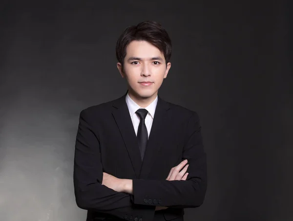 アジアのハンサムなビジネス男で黒スーツ — ストック写真