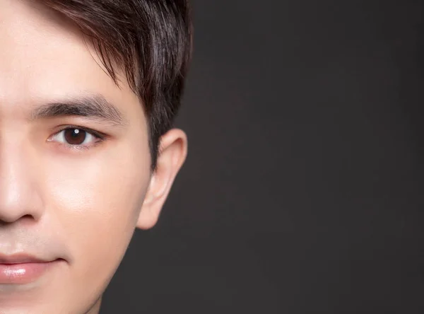 Asyalı Genç Adamın Yarım Yüzü — Stok fotoğraf