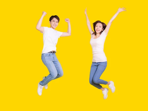 Feliz Casal Jumping Young Homem Mulher Divertindo Juntos Isolado Sobre — Fotografia de Stock