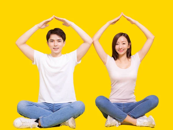 Jovem Casal Feliz Com Telhado Casa Mão Gesture Isolated Fundo — Fotografia de Stock