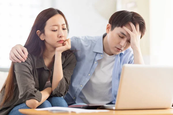 Sconvolto Coppia Frustrato Turbato Con Pagamento Delle Spese Bollette — Foto Stock