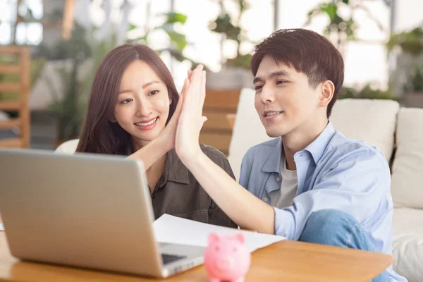 Jovem Casal Dando Alta Cinco Usando Laptop Casa — Fotografia de Stock