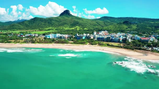 台湾のケンティングビーチの海岸線の空中ビュー — ストック動画