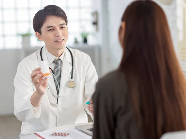 Medico Mostrando Vaso Pillole Paziente — Foto Stock