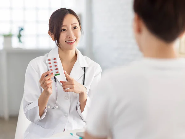 Médecin Pointe Doigt Comprimé Médicamenteux Présente Patient — Photo