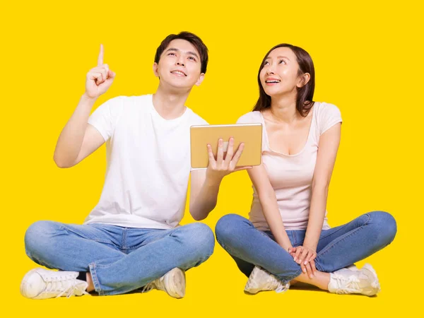 Joven Hombre Mujer Usando Tableta Ordenador Mirando Hacia Arriba Apuntando —  Fotos de Stock