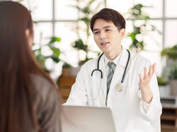 Junger Arzt Gespräch Mit Patient — Stockfoto